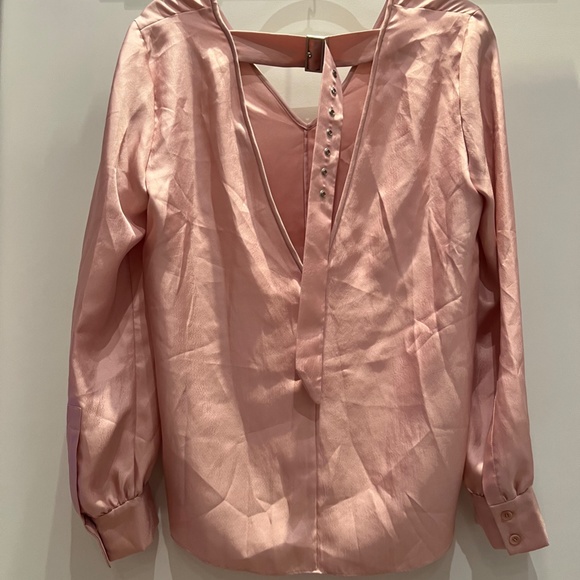Pale pink v-neck blouse - Picture 2 of 4